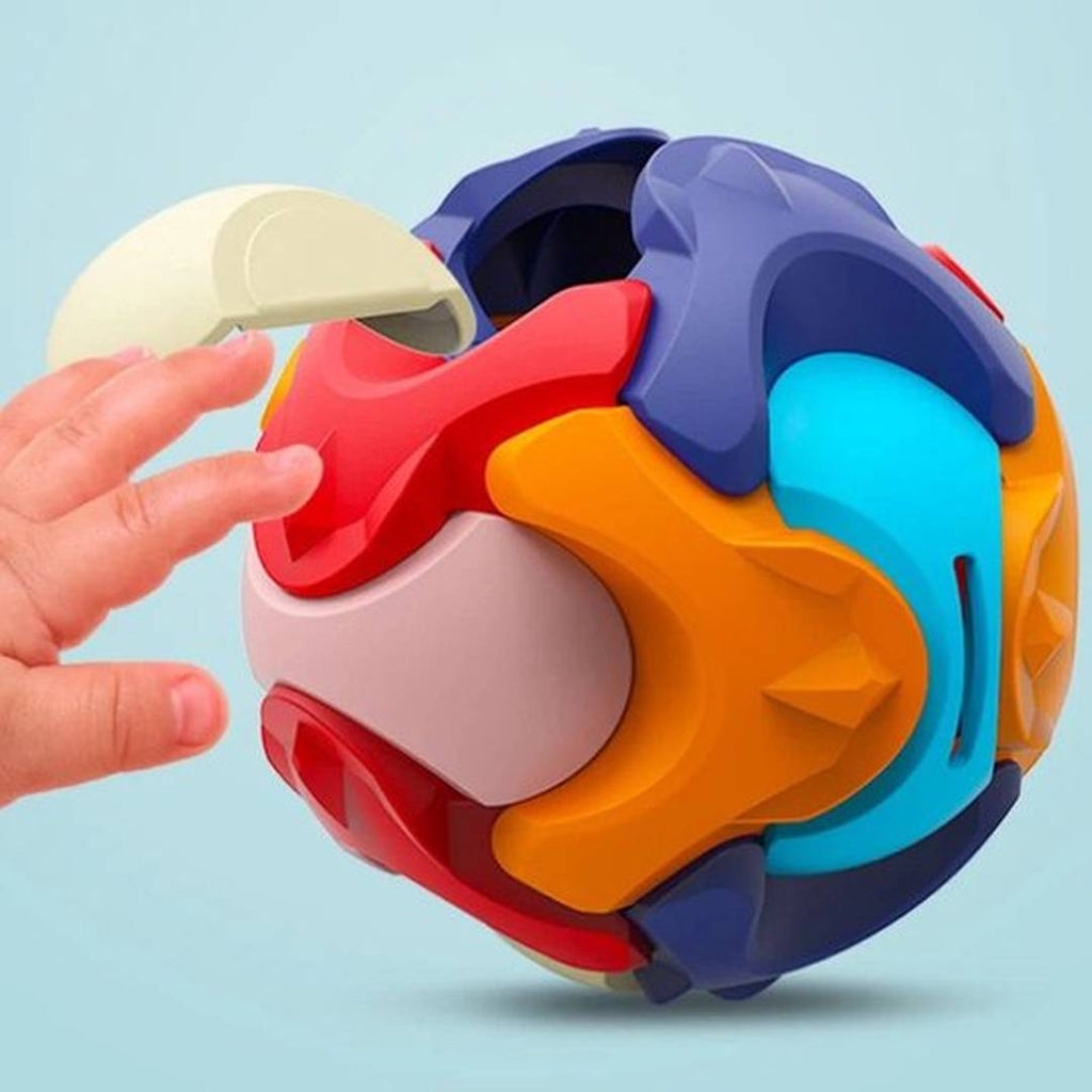 3D Puzzel Bal - Spaarpot colorful 3D puzzle ball and piggy bank toy for kids developing spatial and motor skills.
